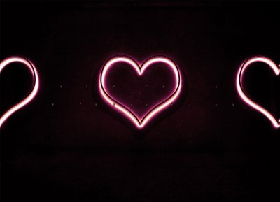 Неоновые сердечки на черном фоне