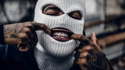 Человек в маске