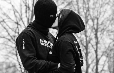 Парень и девушка в масках