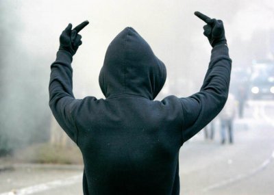 Парень в капюшоне со спины