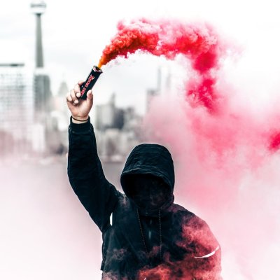 Человек в капюшоне в дыму