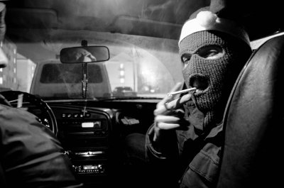 Бандиты в масках в машине