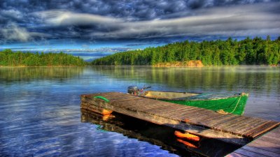 Лодка на берегу озера