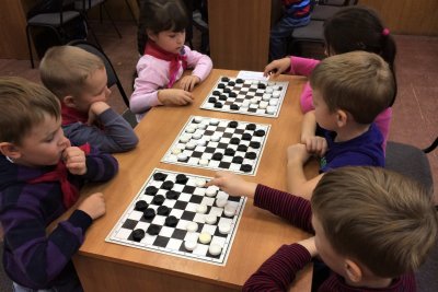 Шашечный турнир «белые против черных»