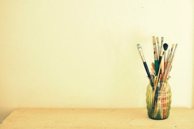 Фон с красками и кисточками