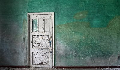 Стена с дверью