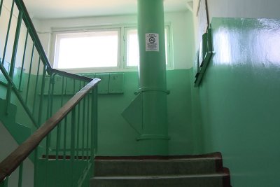 Подъезд с зелеными стенами