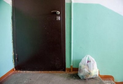 Мусорные пакеты в подъезде