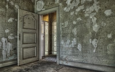 Обшарпанные стены в интерьере