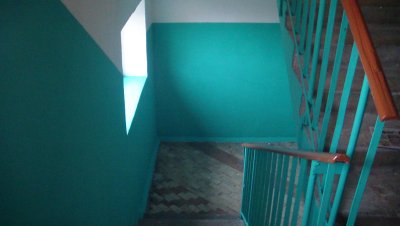 Подъезд с зелеными стенами