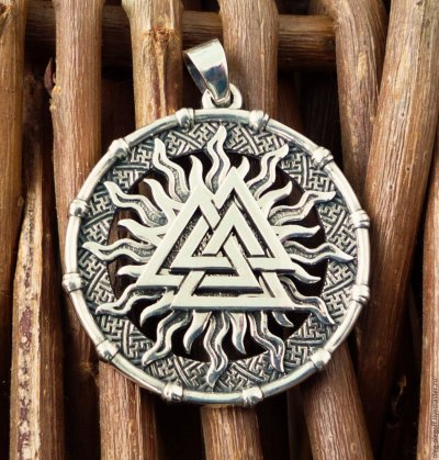 Скандинавский оберег Валькнут