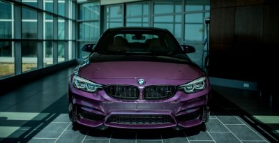 Фиолетовая машина БМВ