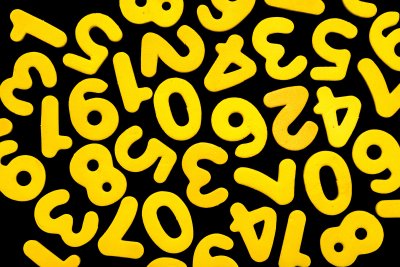 Желтые цифры на сером фоне