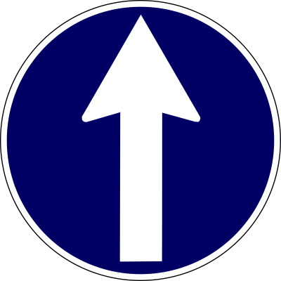 Дорожный знак стрелка прямо