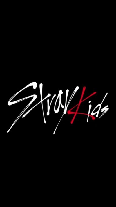Надпись Stray Kids на чёрном фоне