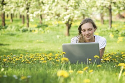 Женщина с ноутбуком на природе