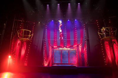 Цирк шапито внутри Арена