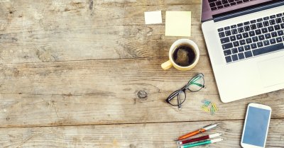 Деревянный стол вид сверху