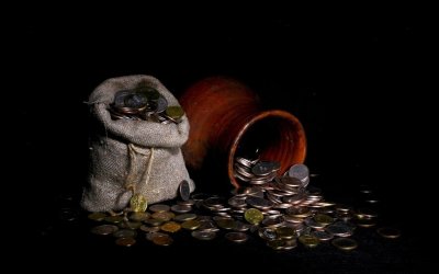 Монеты на черном фоне