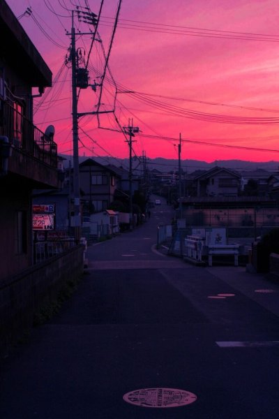 Фиолетовый закат в городе