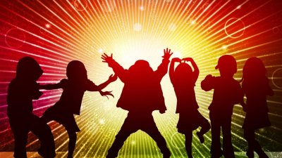 Дети танцуют на дискотеке