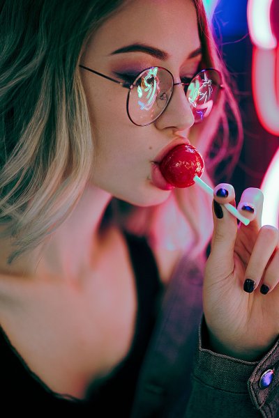 Девушка с леденцом