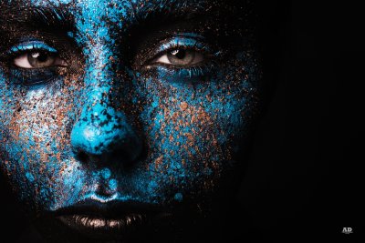 Лицо на темном фоне