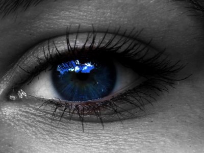 Темно голубые глаза