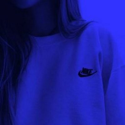 Пол лица девушки на синем фоне