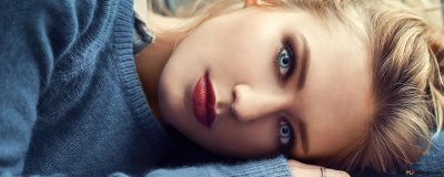 Голубоглазая девушка на голубом фоне