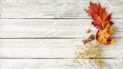 Деревянный фон с листьями