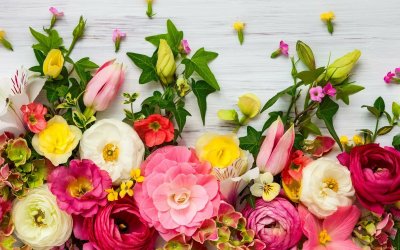 Розы и ранункулюсы пионы