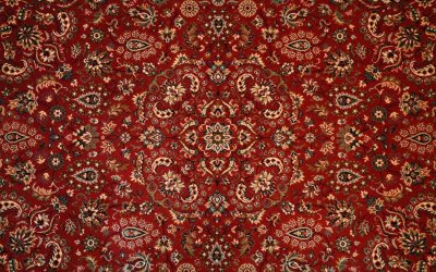 Красный ковер на стене