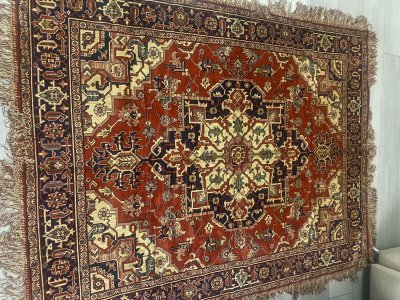 Старый ковер на стене