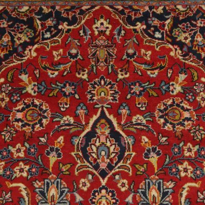 Старый красный ковер