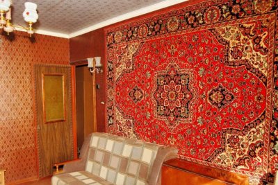 Осветский ковёр на стене