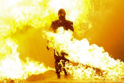 Чел на фоне взрыва