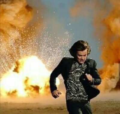 Человек бежит на фоне взрыва