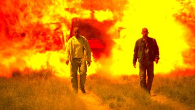 Парень на фоне взрыва