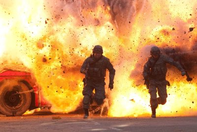 Солдаты бегут от взрыва