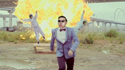 Мужик на фоне взрыва