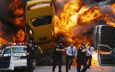 Паникующие люди бегут от взрыва