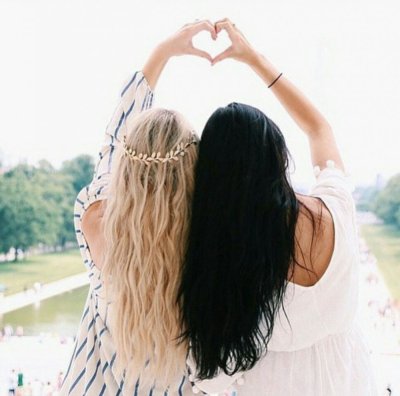 Две девушки со спины