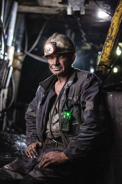 Шахтер в шахте