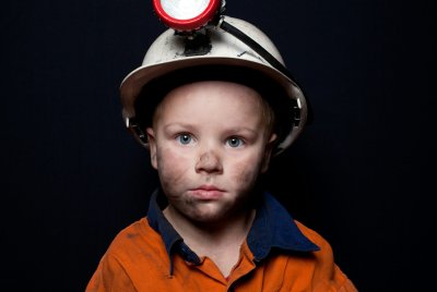 Мальчик в каске