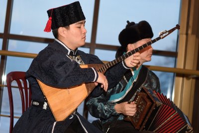 Калмык и калмычка национальные костюмы