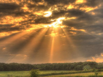 Лучи солнца сквозь облака