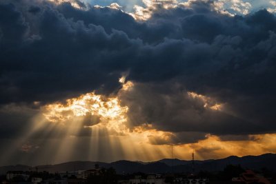 Луч солнца из за туч