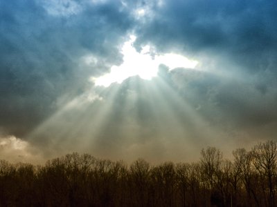 Солнце среди туч