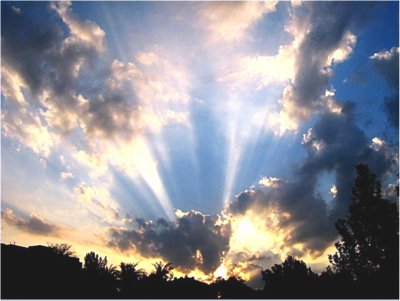 Облака с лучами солнца